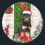 Rottweiler Dog Christmas Runder Aufkleber<br><div class="desc">Rottweiler Hunde Weihnachten sitzend draußen geschmückt Zuhause mit Weihnachtskranz,  Weihnachtsbaum ist eine perfekte Weihnachtsgeschenk Idee für Hundefreunde.</div>