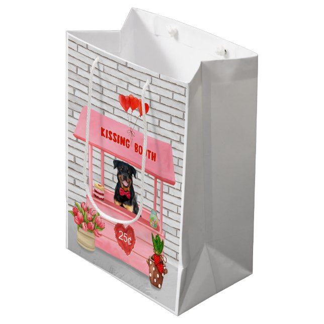 Rottweiler Dog Valentine's Day Kissing Booth Mittlere Geschenktüte (Vorderseite Schrägansicht)