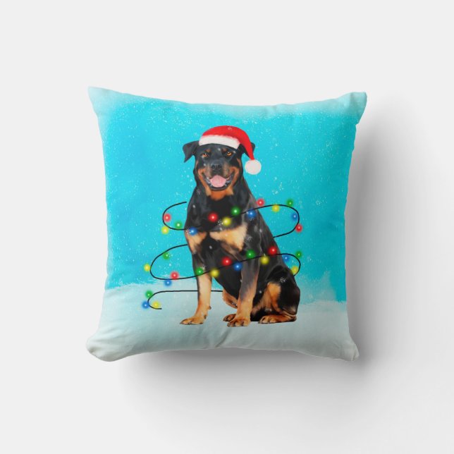 Rottweiler Hund im Schnee mit Weihnachtsmannmütze- Kissen (Vorderseite)