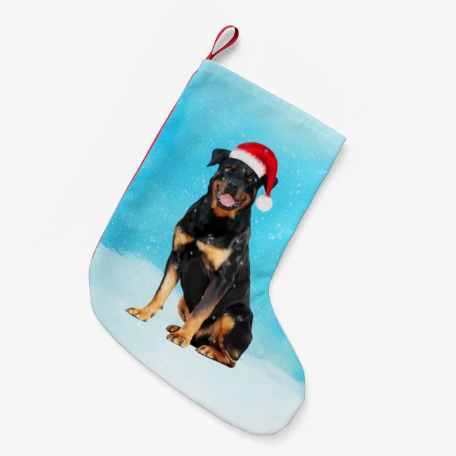 Rottweiler Hund im Schnee mit Weihnachtsmannmütze Kleiner Weihnachtsstrumpf (Vorderansicht (hängend))