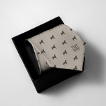 Rottweiler Hunde Muster Mit Monogramm Krawatte<br><div class="desc">Fun Rottweiler Hunde Muster auf klassisch beigem Hintergrund. Personalisieren Sie mit einem Monogramm,  um das perfekte aus einem freundlichen Geschenk zu machen. Suchen Sie eine andere Farbe? Kein Problem! Klicken Sie einfach auf die Schaltfläche "Anpassen" und wählen Sie die Hintergrundfarbe Ihrer Wahl aus.</div>
