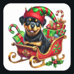 Rottweiler in Weihnachtslieder gefüllt mit Geschen Quadratischer Aufkleber<br><div class="desc">Ein fröhlicher Rottweiler mit einem festlichen Hut sitzt in einem roten Schlitten voller bunter Weihnachtsgeschenke. Der Hund strahlt Freude vor dem Hintergrund des Urlaubsgeistes aus und verkörpert die Wärme und Spannung der Saison.</div>
