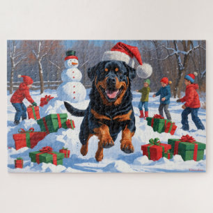 Rottweiler läuft im Schnee mit Weihnachtshut