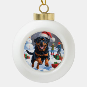 Rottweiler läuft im Schnee mit Weihnachtshut Keramik Kugel-Ornament