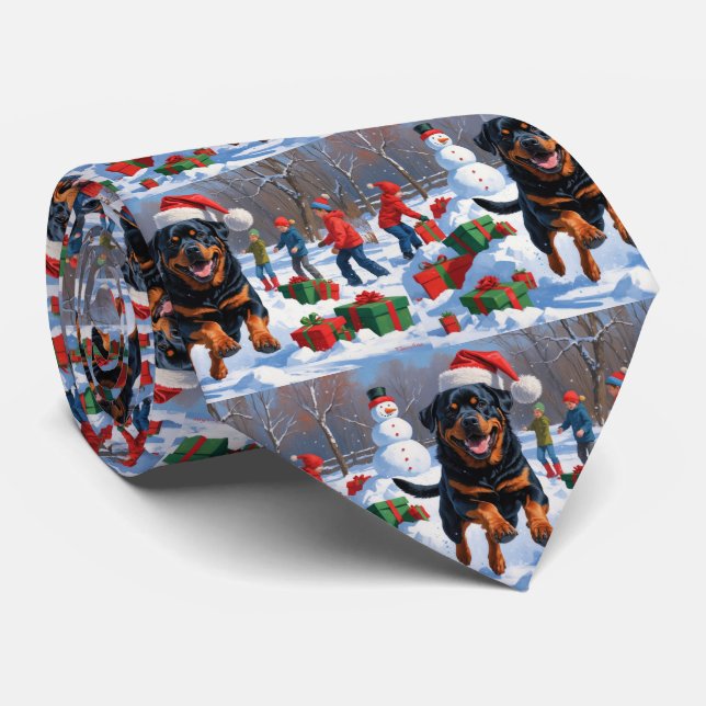 Rottweiler läuft im Schnee mit Weihnachtshut Krawatte (Gerollt)