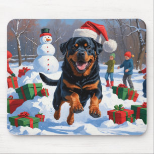 Rottweiler läuft im Schnee mit Weihnachtsmütze Mousepad