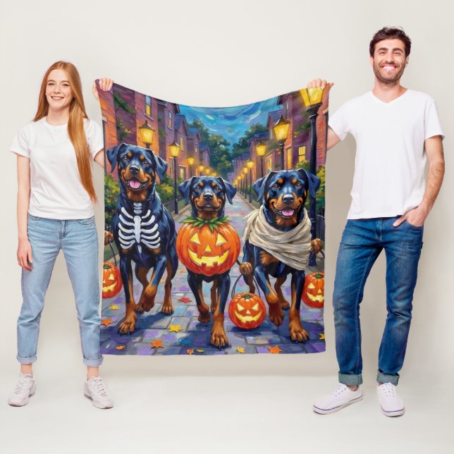 Rottweiler Trick-or-Treating In Halloween Costumes Fleecedecke (Beispiel)