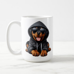 Rottweiler-Welpe in Kapuzenpullover  Kaffeetasse