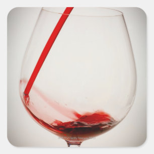 Rotwein, der in Glas gießt, nah Quadratischer Aufkleber