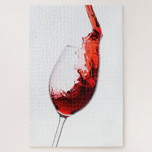 Rotwein fließt ins Weinglas