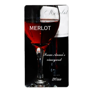 Rotweinglas und Merlotflasche