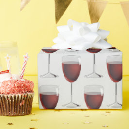 Rotweingläser auf grau geschenkpapier