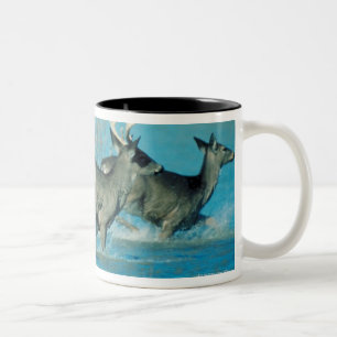 Rotwild, die in Wasser laufen Zweifarbige Tasse