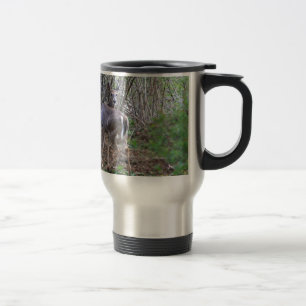 Rotwild, die über Schulter-Tasse schauen Reisebecher