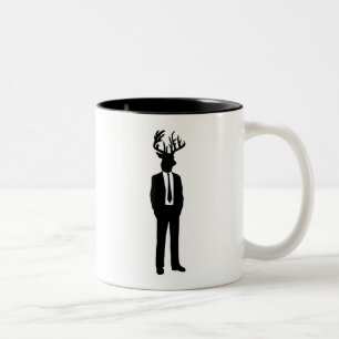 Rotwild-Hauptmann in einem Anzug und in einer Zweifarbige Tasse