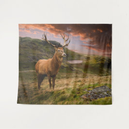 Rotwild in einer dramatischen Berglandschaft Wandteppich