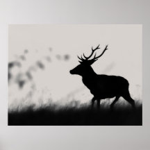 Rotwildhirsch-Silhouette im Nebel – Schwarz und We