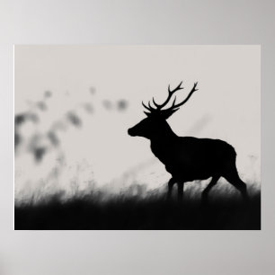 Rotwildhirsch-Silhouette im Nebel – Schwarz und We Poster