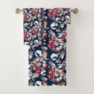Rouge, fleurs blanches sur bleu.
