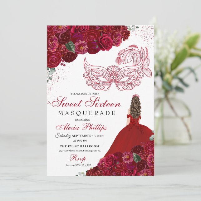 Rouge Floral Masquerade Sweet 16 Invitation (Debout devant)