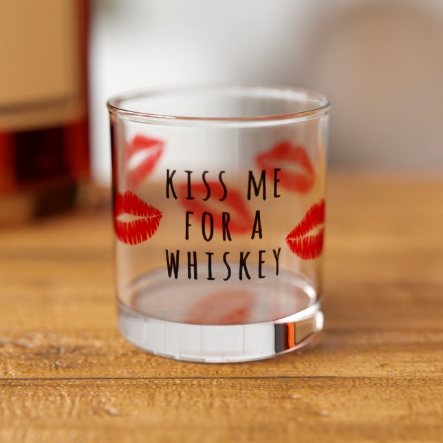 Rouge Lipstick Me baise pour un verre à whisky (Kiss me for a whiskey! A fun gift for your boyfriend (or girlfriend) this Valentine's Day)