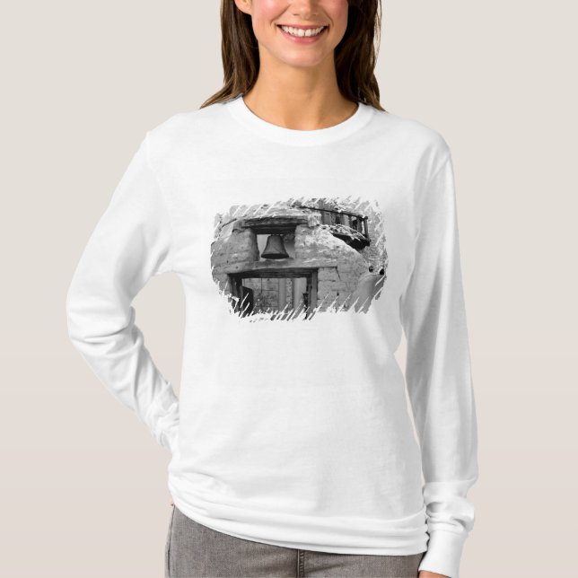 Rough adobe bell in entrway, Santa Fe, New T-Shirt (Vorderseite)