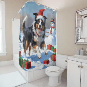 Rough Collie läuft im Schnee mit Weihnachtshut Duschvorhang