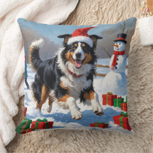 Rough Collie läuft im Schnee mit Weihnachtshut Kissen