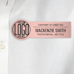 Round-Business-Logo Mitarbeiter-ID-Imitate Rose Go Namensschild<br><div class="desc">UM DIE TRANSPARENZ DES LOGOS ZU ÄNDERN, SIEHE UNTEN ANWEISUNGEN. Repräsentieren Sie Ihr Unternehmen stilvoll, indem Sie den Mitarbeitern moderne und berufliche, kundenspezifische Logomarken aus Kunststoff zur Verfügung stellen, die mit Ihrem Button oder der Magnetplatte zur Verfügung stehen. Der gesamte Text auf dieser Vorlage ist einfach zu personalisieren. Das rosa...</div>