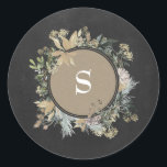 Round Sticker Christmas Chalet Kraft Holiday Flora<br><div class="desc">Das ist eine wunderschöne Vintage Blume und ein kraft- und chalkboard- und wasserfarbenmalter Urlaubsrundaufkleber für Weihnachtsgeschenk und Dekoration. In schönen,  sanften Farben auf einem kraftvollen Hintergrund gestrichen. Feierlich und schön! Wunderschöne Blumen. Urlaub18</div>