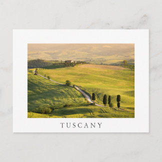 Route blanche dans le paysage toscan carte postale