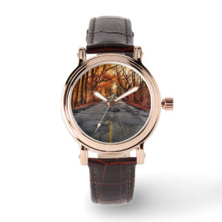 Route de campagne en automne Montre en cuir Brown