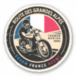 Route des Grandes Alpes | Frankreich | Motorrad Aufkleber<br><div class="desc">Die Route des Grandes Alpes in einem Vintagen,  bedrückten Stilemblem. Es ist der Name einer legendären Reise von den Bergen zum Meer,  über die französischen Alpen.</div>