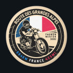 Route des Grandes Alpes | Frankreich | Motorrad Magnet<br><div class="desc">Die Route des Grandes Alpes in einem Vintagen,  bedrückten Stilemblem. Es ist der Name einer legendären Reise von den Bergen zum Meer,  über die französischen Alpen.</div>