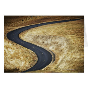 Route pavée en pente