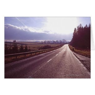 Route principale avec le bas hiver sun.