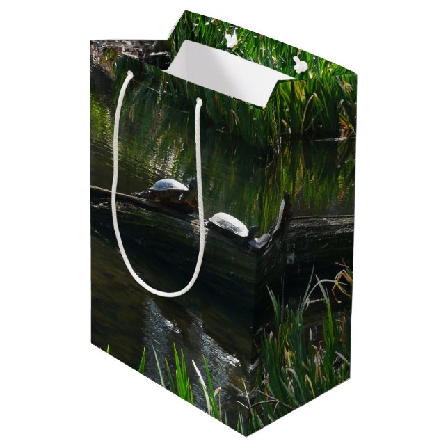 Row of Turtles Green Nature Photo Mittlere Geschenktüte (Rückseite Schrägansicht)