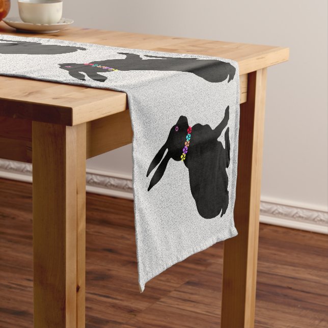 Row sitzend Schwarze Silhouette Kaninchen Blume Gr Kurzer Tischläufer (Beispiel)