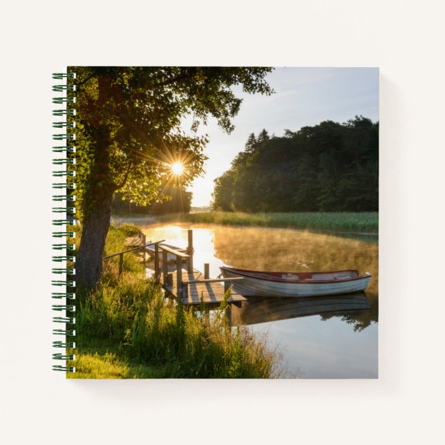 Rowboat Am See verankert Notizbuch (Vorderseite)