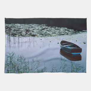 Rowboat auf einem kleinen See umgeben von Wasser Geschirrtuch