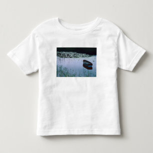 Rowboat auf einem kleinen See umgeben von Wasser Kleinkind T-shirt