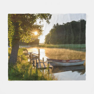 Rowboat festgemacht in See Fleecedecke