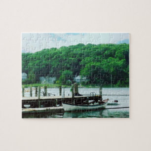 Rowboat gebunden am Dock