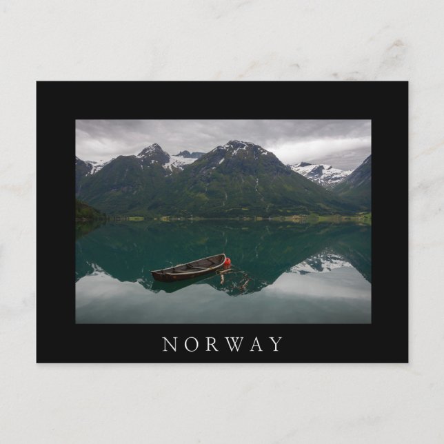 Rowboat mit Berglückspiegelung in Norwegen Postkarte (Vorderseite)