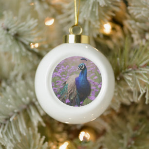 Royal Blau: Blauer Pfau auf Lavendelfeld, Keramik Kugel-Ornament