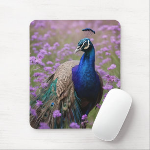 Royal Blau: Blauer Pfau auf Lavendelfeld, Mousepad