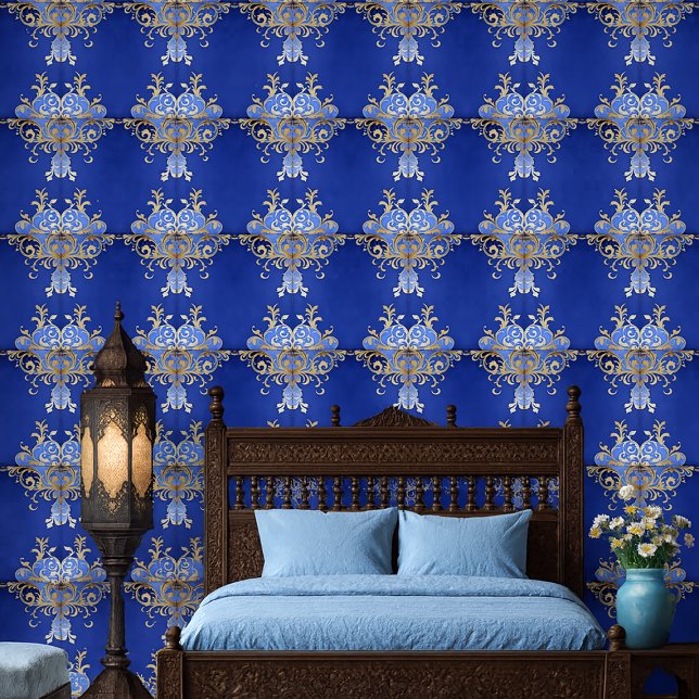 Royal Blue and Gold Arabesque Ziermuster Tapete (Arabesque pattern wallpaper in royal blue and champagne gold, shown in Moroccan bedroom)