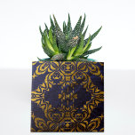 Royal Blue and Gold Elegantes klassisches Barock Fliese<br><div class="desc">Elegantes dekoratives Fliesendesign mit goldenen barocken Ornamenten auf dunkelblauem Hintergrund.</div>