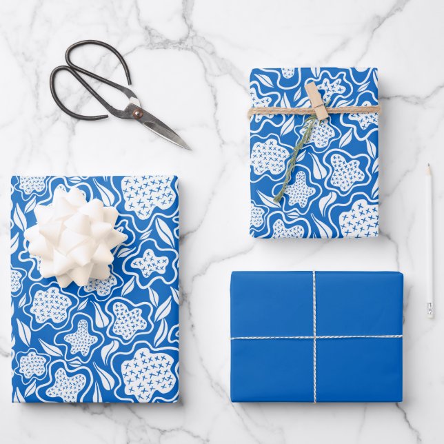 Royal Blue and White Cross Stitch Floral Geschenkpapier Set (Vorderseite)