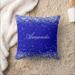 Royal Blue Confetti Name Kissen<br><div class="desc">Eine trendige,  königsblaue Hintergrundfarbe. Mit Konfetti dekoriert. Personalisieren und einen Namen hinzufügen. Der Name ist mit einem modernen handgeschriebenen Stilskript geschrieben.</div>